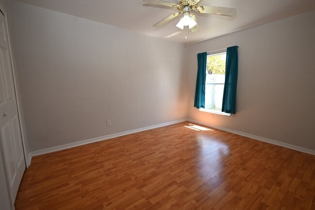 Building Photo - 136 SE 19th Ln