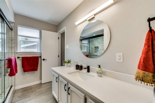 Building Photo - 3 Bedroom 2 Bathroom 2 Car Garage Duplex i...