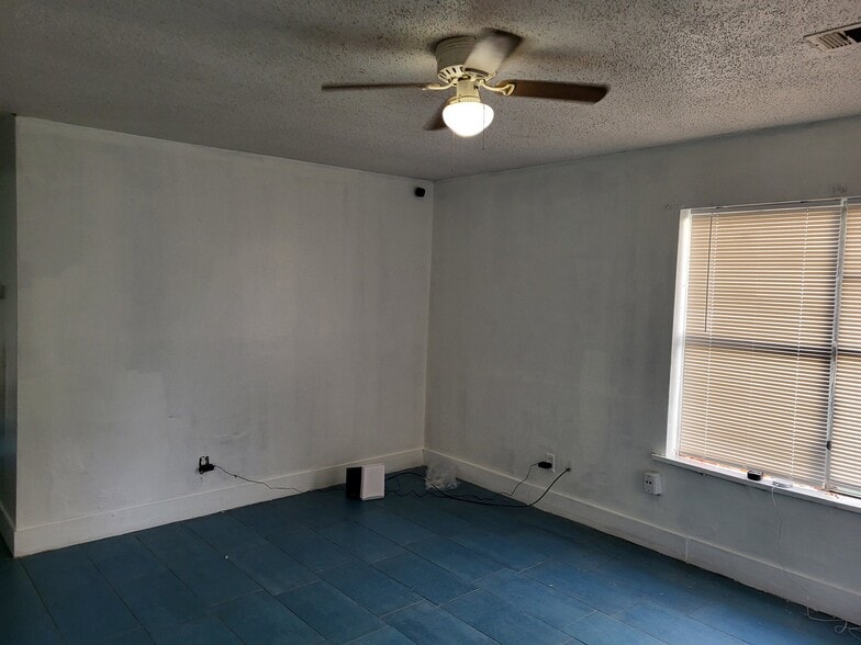Building Photo - 104 Cottonwood Ave
