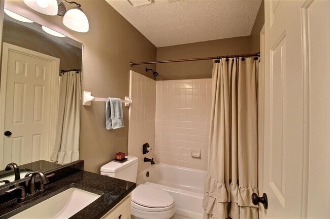 Building Photo - 2345 Linkenholt Dr