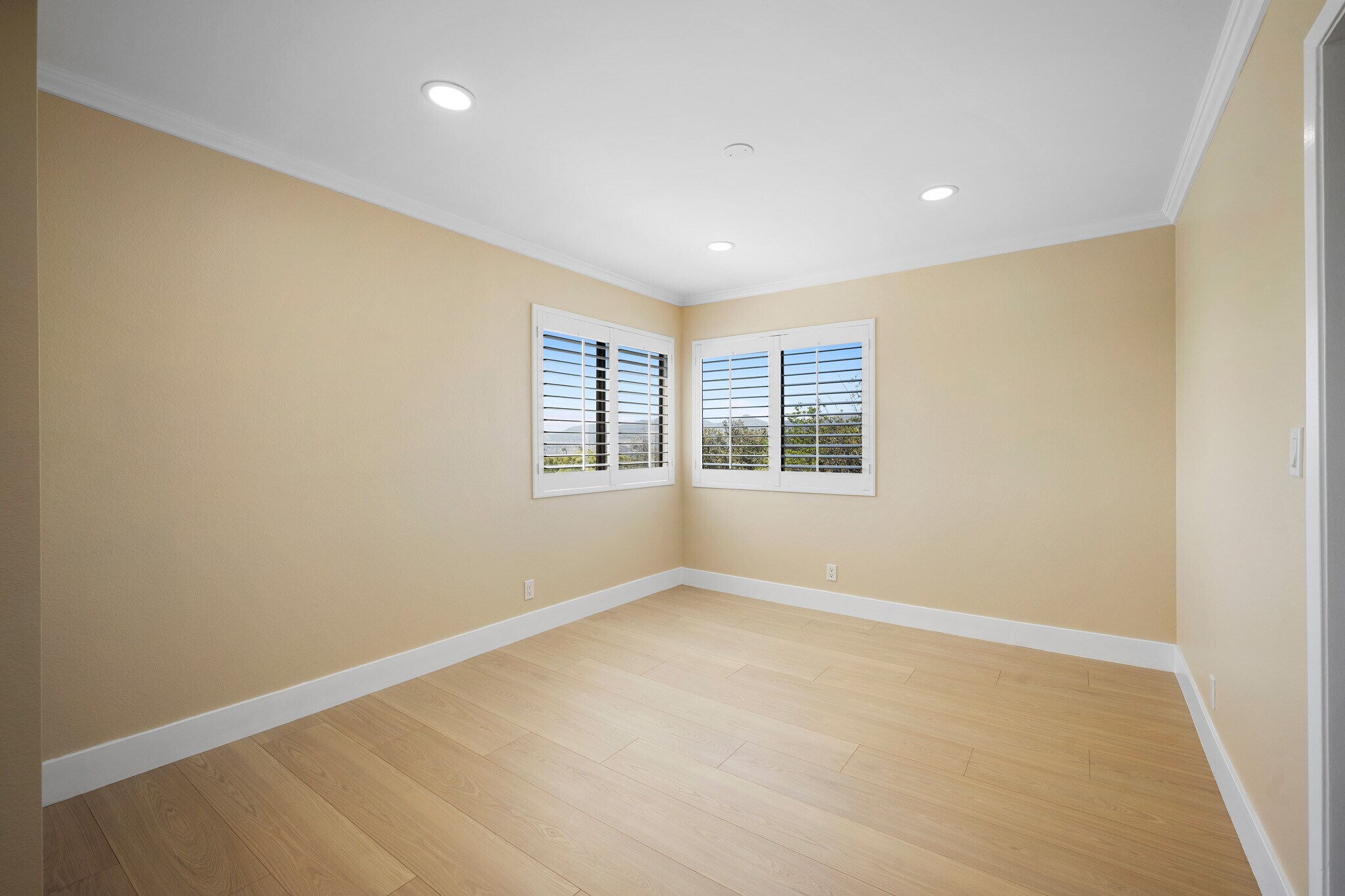 Building Photo - 635 E Elmwood Ave
