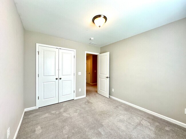 Building Photo - 3 Bed 2 Bath Townhome Located in Cokers Commons in Goose Creek!