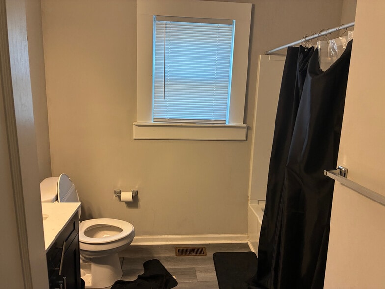 Building Photo - Room in House on Formosa Ave