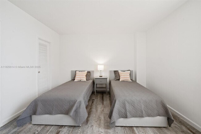 Building Photo - 10185 Collins Ave