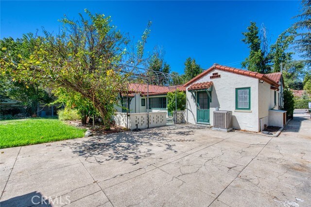Building Photo - 1096 Armada Dr