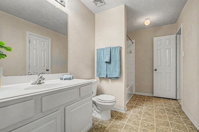 Building Photo - 16011 Belleshire Glen Ln