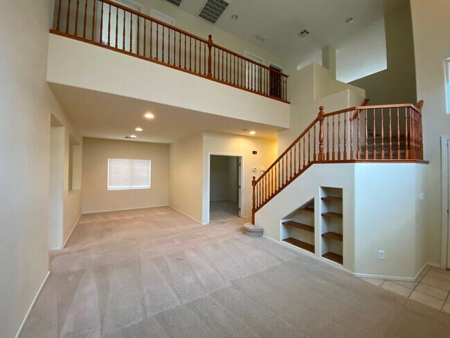 Building Photo - Beautiful & spacious home on an oversized ...