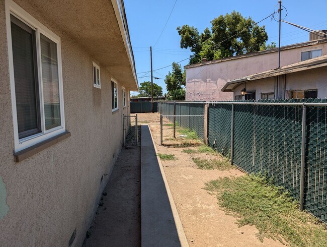 Building Photo - 6th St Duplex