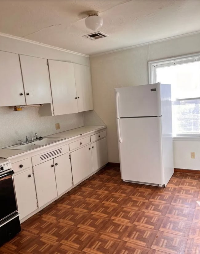 Building Photo - 2713 W Maine St