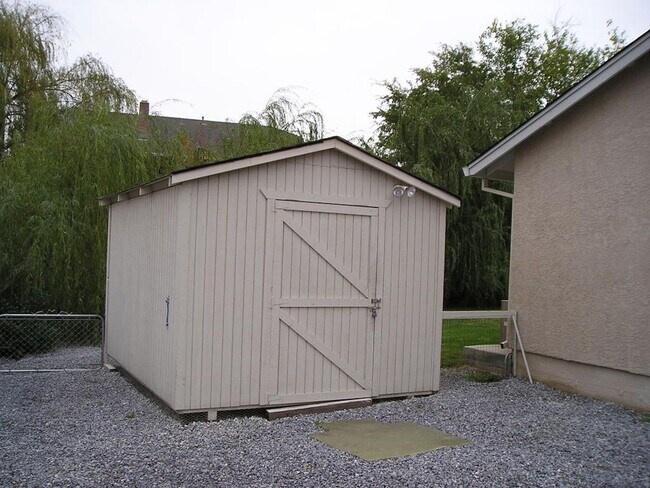 Building Photo - 1543 Lakeside Dr