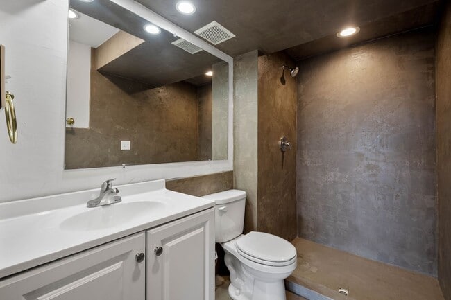 Building Photo - Ready for move in! Check out this RENOVATED 3 bedroom in BROOKLINE! UNBEATABLE LOCATION!