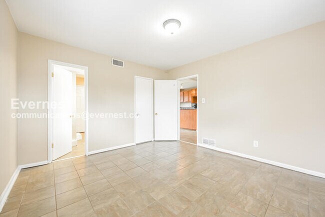 Building Photo - 3 Bed, 2 Bath Home with Fenced Yard / Available Soon!