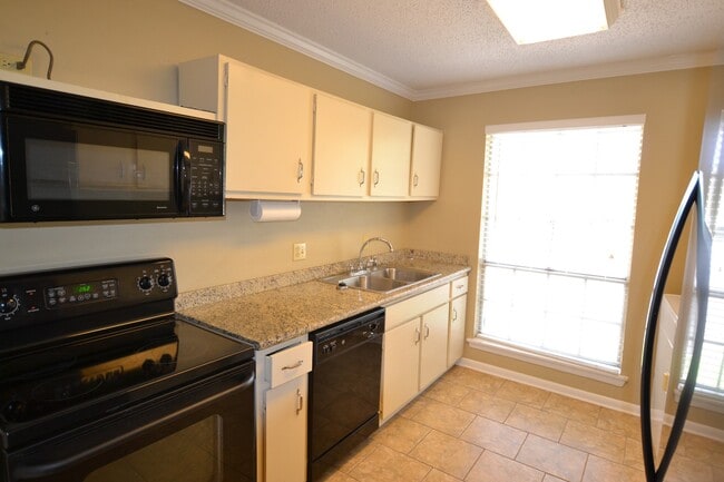 Building Photo - Gated Community!  2 bedroom, 2 bath Condo is excellent location off Jefferson Hwy