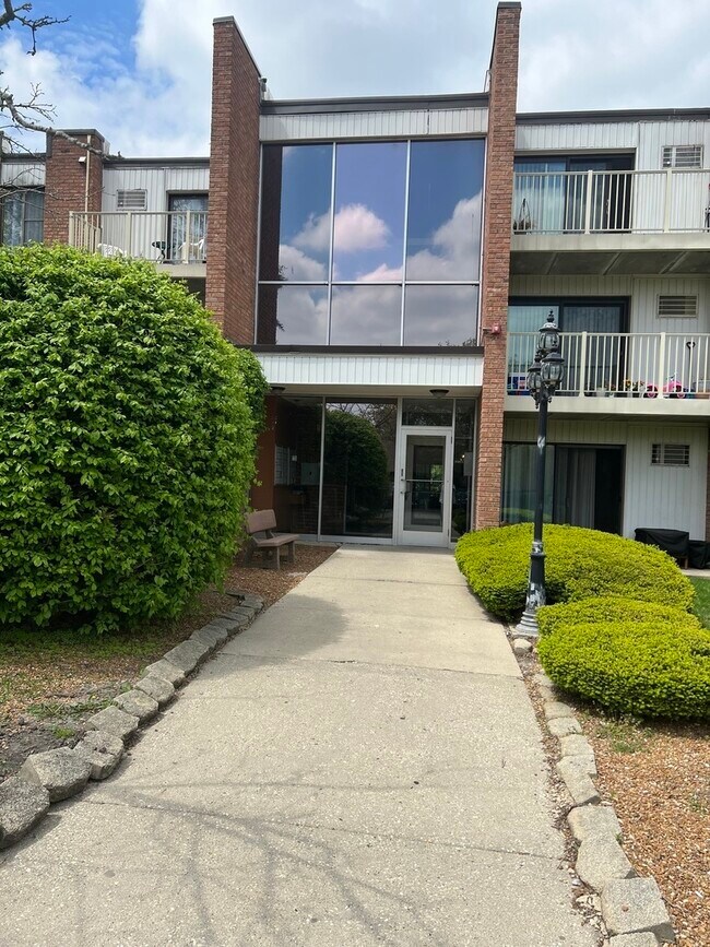 Building Photo - 300 W Fullerton Ave