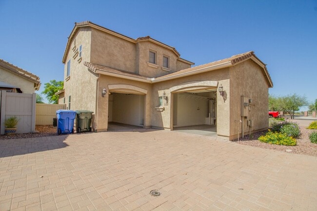 Building Photo - Check Out This Bright & Cheery Home