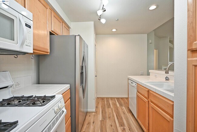 Building Photo - 280 Caldecott Ln