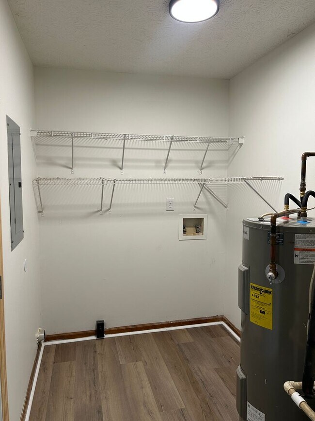 Building Photo - 120/122 Deer Creek Dr