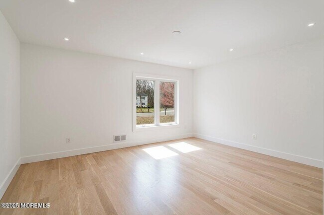 Building Photo - 527 Woodview Rd