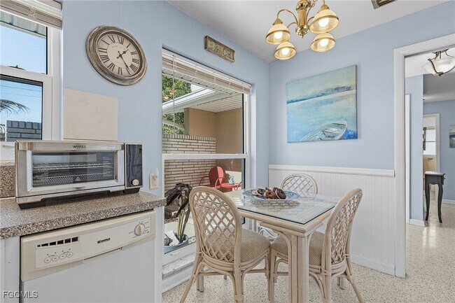 Building Photo - 2823 SE 18th Ave