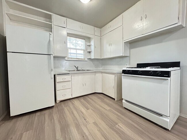 Building Photo - House Located Near Maxey Park, Medical Dis...