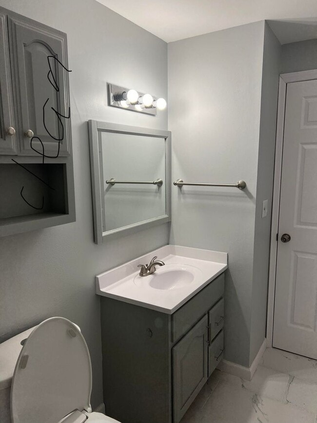 Building Photo - Updated 3BR 1BA Home w/ Garage & Updated Kitchen in Cincinnati