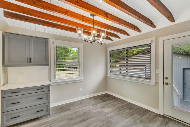 Building Photo - Completely Renovated Gem in Park Circle