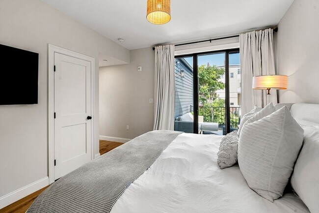 Building Photo - 722 E 5th St