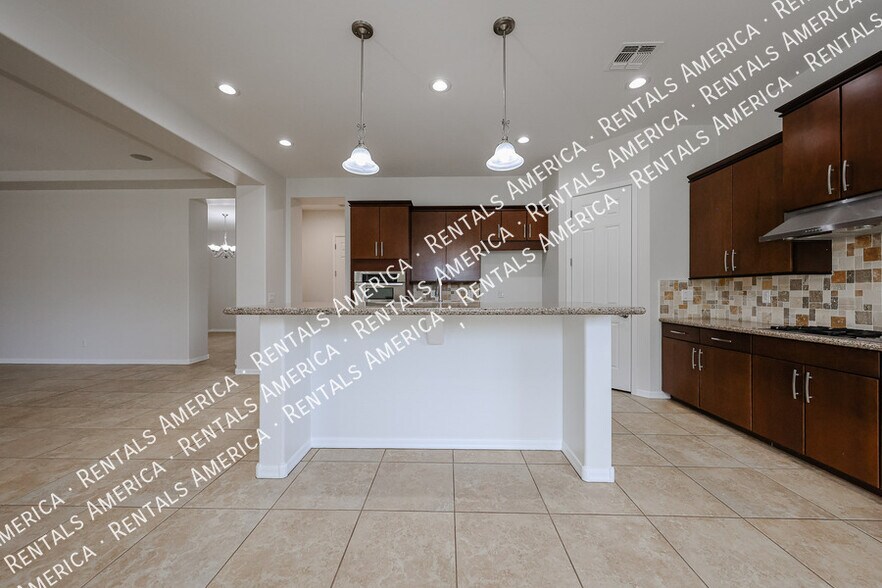 Building Photo - 1935 W Sparrow Dr