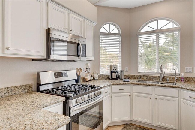 Building Photo - IMMACULATE FURNISHED 3BEDROOM GREEN VALLEY BEAUTY!