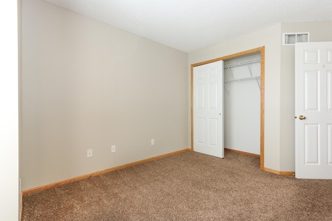 Building Photo - 8033 Stratford Cir S