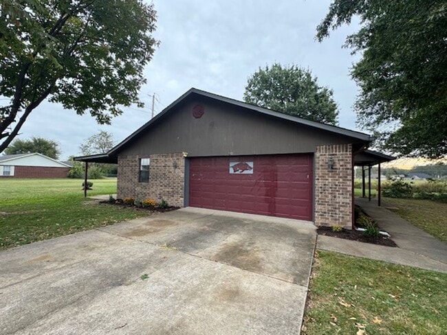 Building Photo - Beautiful home, newly updated near schools