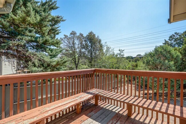 Building Photo - Freshly painted, 3 Bedroom, 2 Bath Home in...
