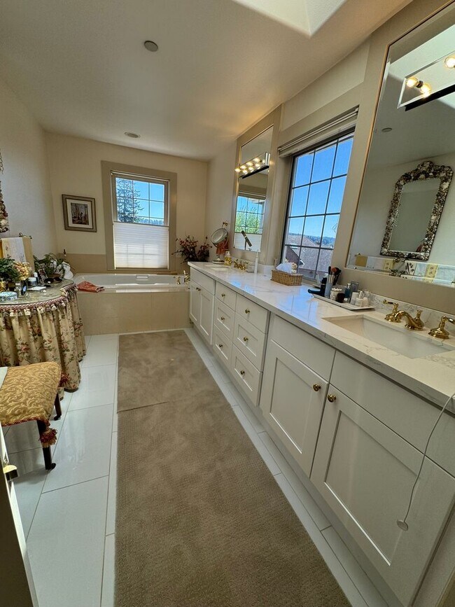 Building Photo - 4bd/4ba Kirkland House