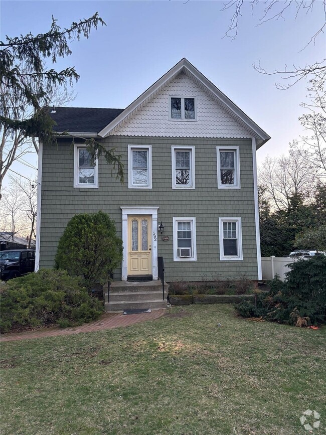 Building Photo - 592 Scranton Ave