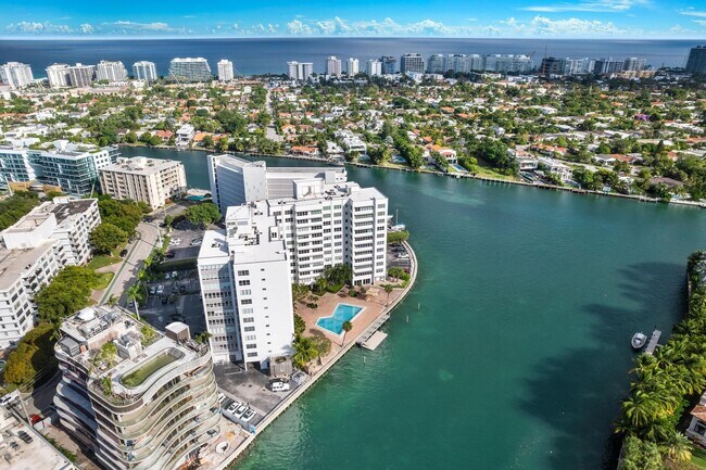 Building Photo - 9102 W Bay Harbor Dr