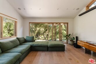 Building Photo - 1149 Old Topanga Canyon Rd