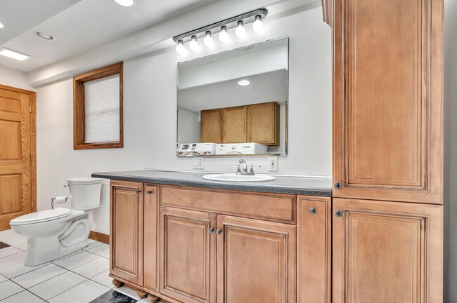Building Photo - 2803 Sportsmans Dr