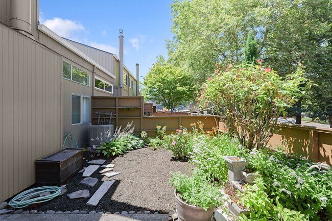 Building Photo - 2 Bedroom, 1.5 Bathroom Townhome-Style Condo in Tanasbrook, Near Tanasbourne!