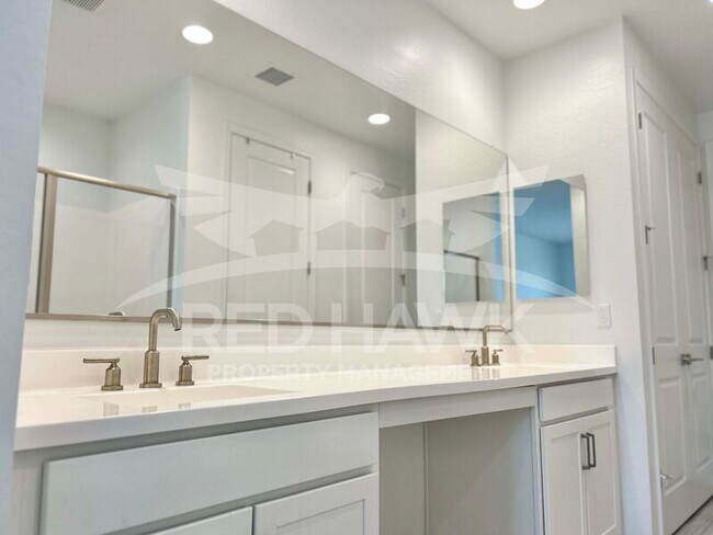 Building Photo - 35991 W San Clemente Ave