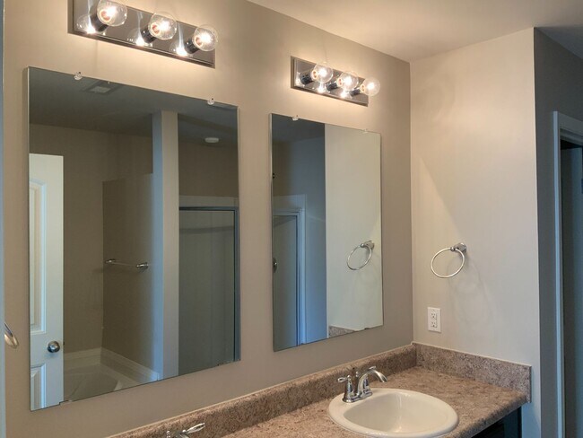 Building Photo - Chelsea Reserve  4 BR / 2.5 Ba / 2 family Room / 2 stories