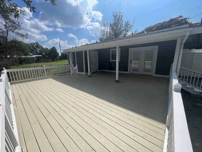 Building Photo - NEW ON MARKET !!