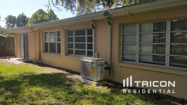 Building Photo - 2160 Alemanda Dr