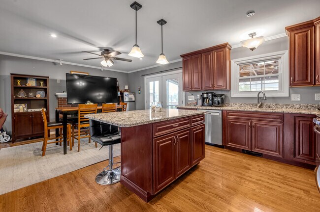 Building Photo - 653 Mt Vernon Dr