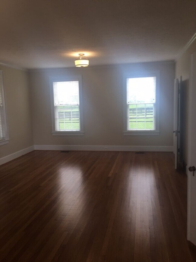 Building Photo - Kentucky mansion overlooking horse farm with stunning views    260308