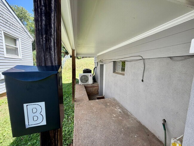 Building Photo - 1212 Agnes Street, Unit B - Cozy Studio Apartment in Charlottesville!