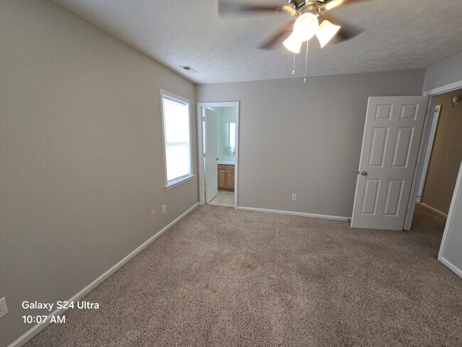 Building Photo - 3 Bedroom, 2 bath house with a bonus room and one car garage.