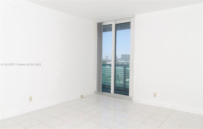 Building Photo - 100 Bayview Dr