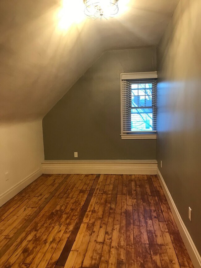 Building Photo - 827 S Braddock Ave