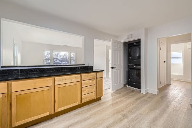 Building Photo - 2 bed/1 bath updated duplex