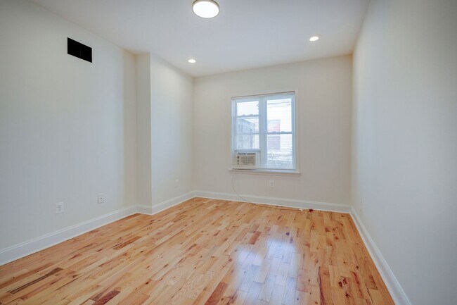 Building Photo - ? Spacious Living in the Heart of Philadelphia